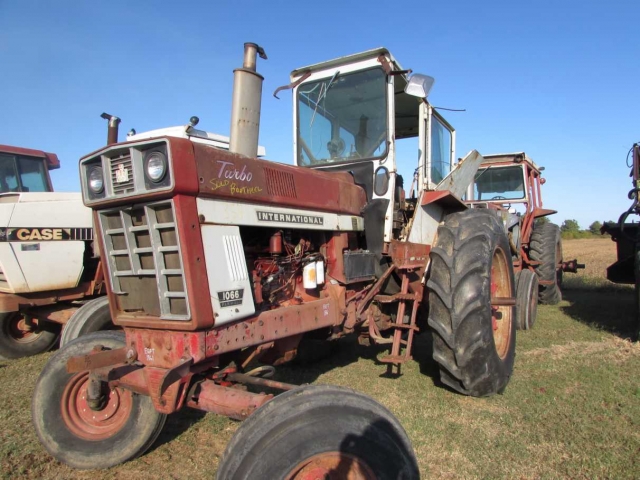 International Harvester (IH) 1066 Picture 1