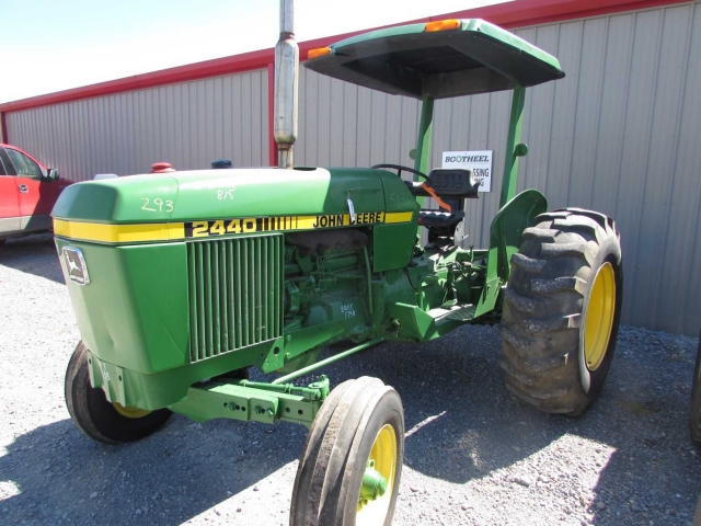 John Deere 2440 Picture 1