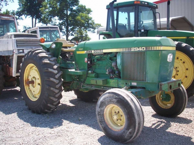 John Deere 2940 Picture 2