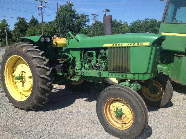 John Deere 3020 Picture 2