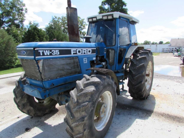 Ford - New Holland TW35 Picture 1
