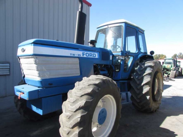 Ford - New Holland TW35 Picture 2