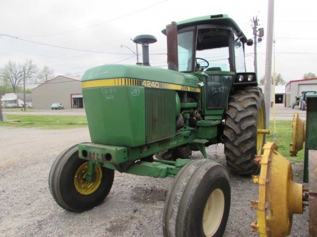 John Deere 4240 Picture 2