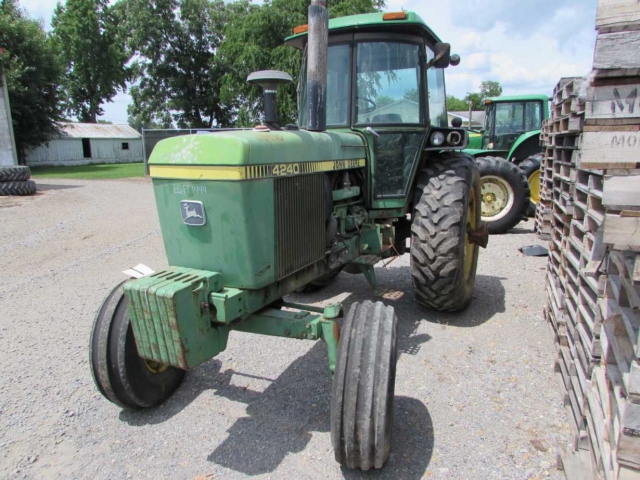 John Deere 4240 Picture 1