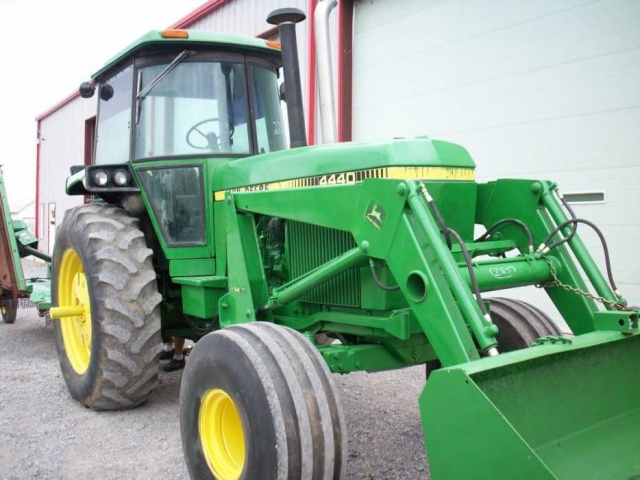 John Deere 4440 Picture 2