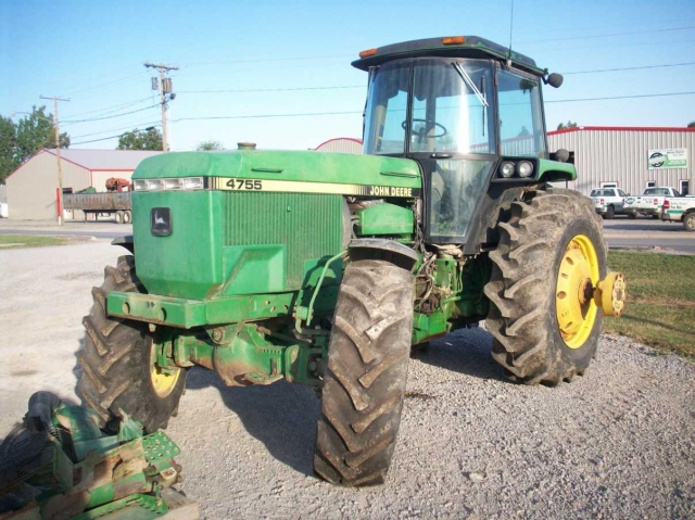 John Deere 4755 Picture 2