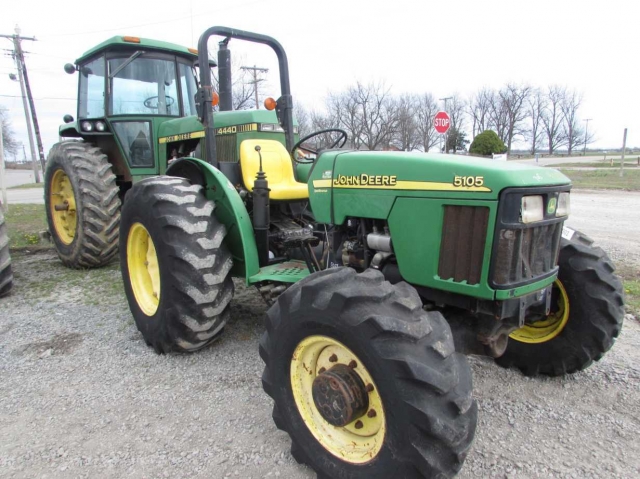 John Deere 5105 Picture 2