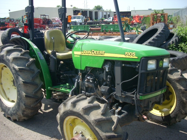 John Deere 5105 Picture 1