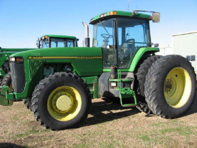 John Deere 8300 Picture 2