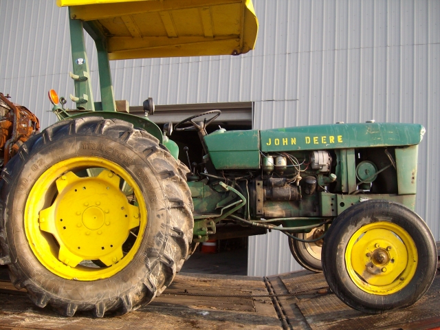 John Deere 820 Picture 1