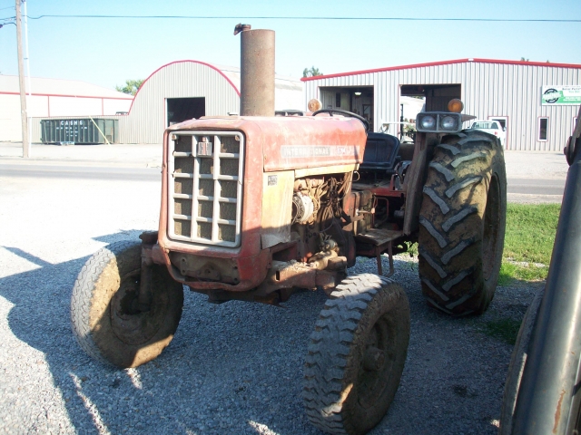 International Harvester (IH) 674 Picture 1