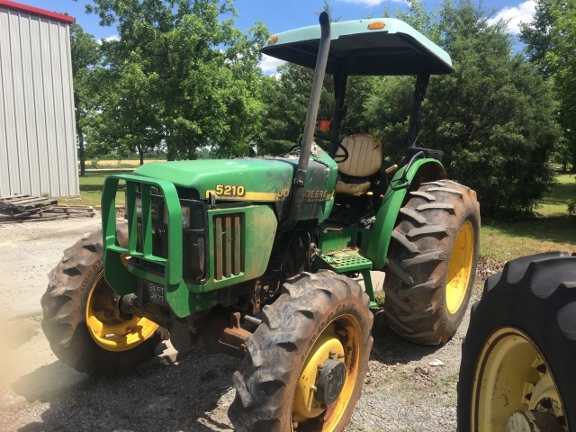 John Deere 5210 Picture 2