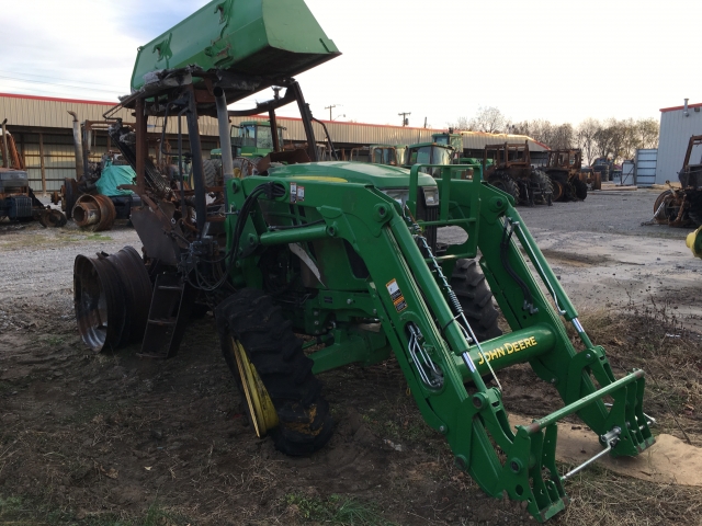 John Deere 6105D Picture 2