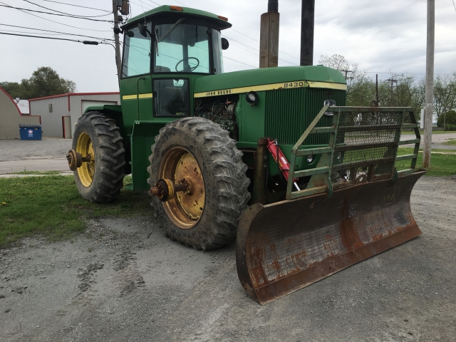 John Deere 8430 Picture 2