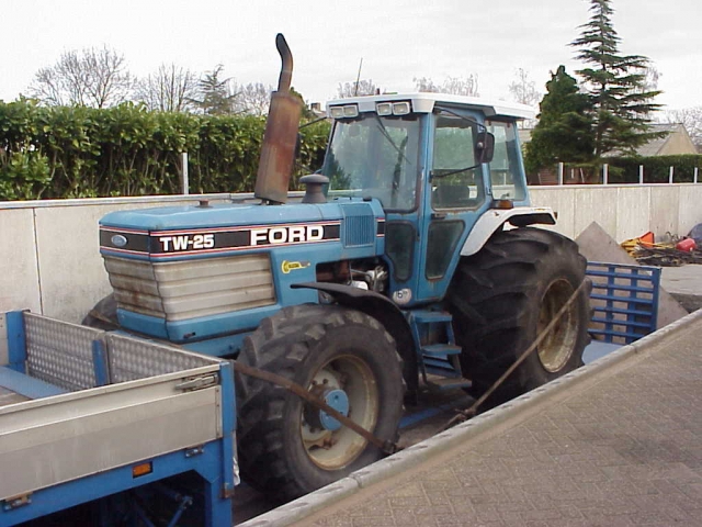 Ford - New Holland TW25 Picture 2