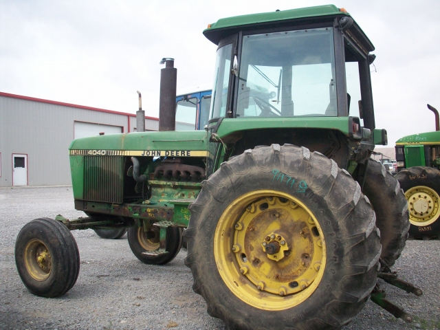 John Deere 4040 Picture 2