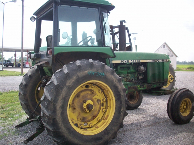 John Deere 4040 Picture 1