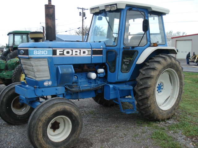 Ford - New Holland 8210 Picture 1